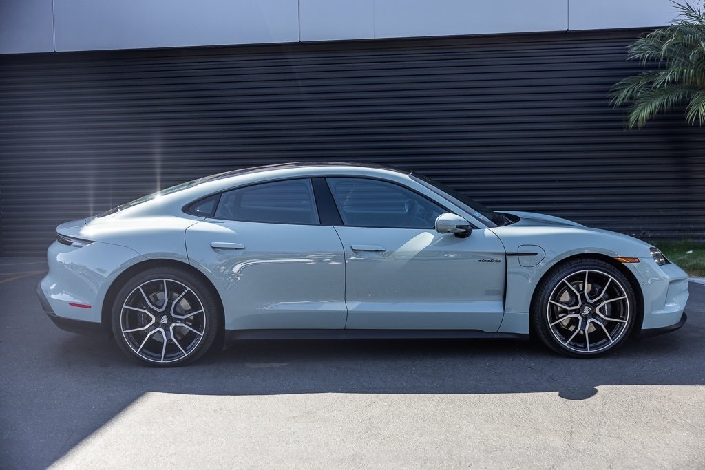 2025 Porsche Taycan photo 7