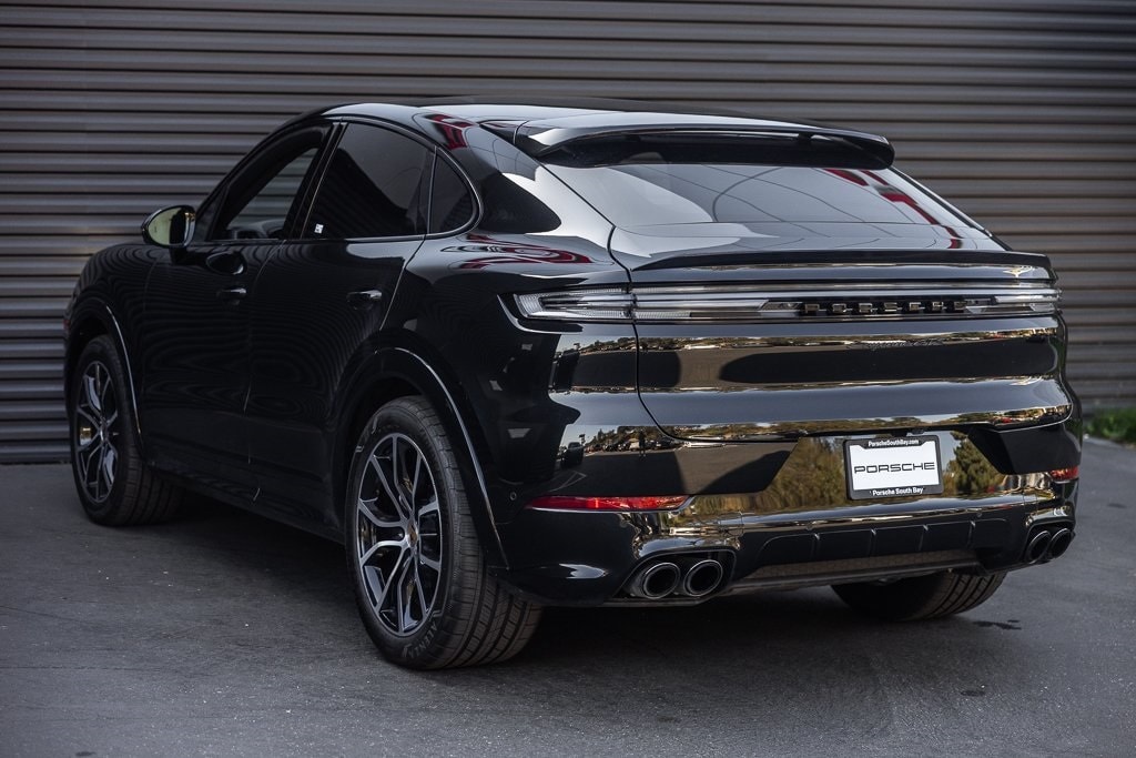 2025 Porsche Cayenne Coupe GTS photo 3