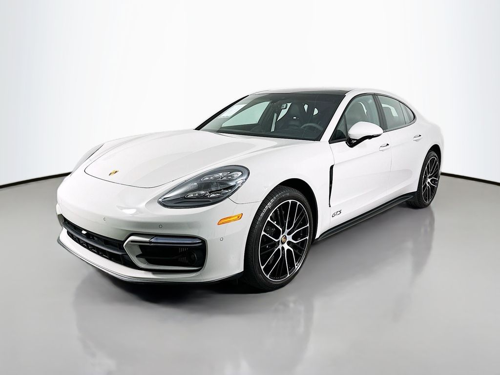 2022 Porsche Panamera GTS's photo