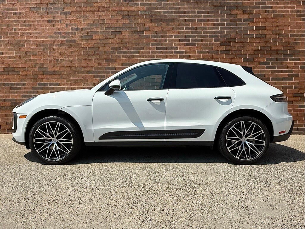 2024 Porsche Macan T photo 2