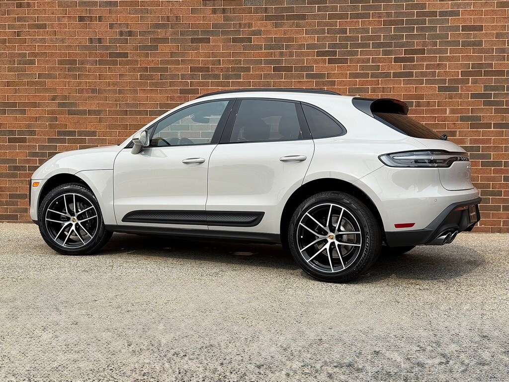 2025 Porsche Macan T photo 3
