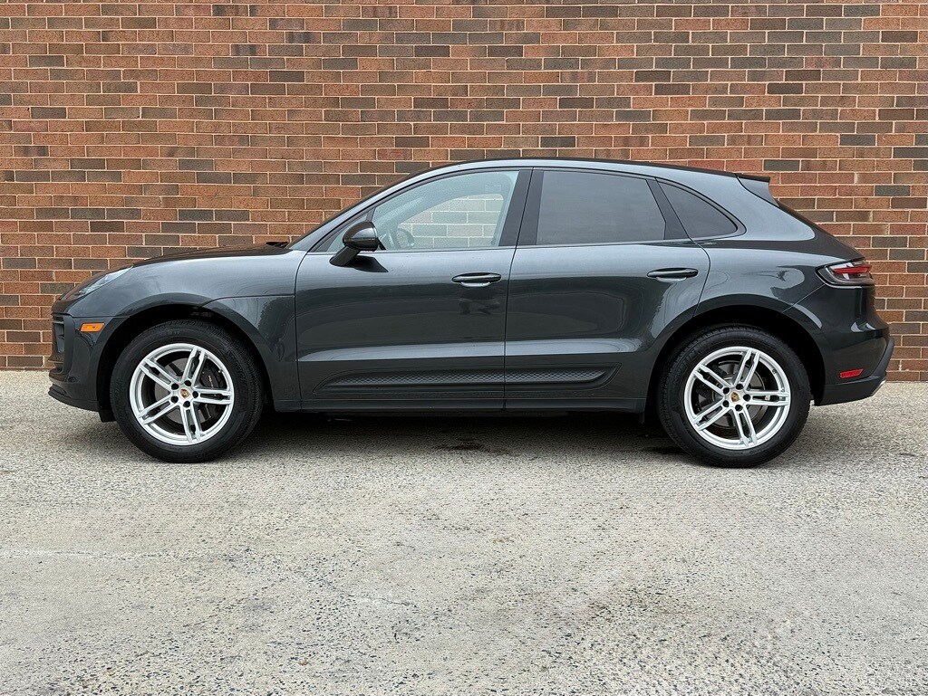 2024 Porsche Macan T photo 2