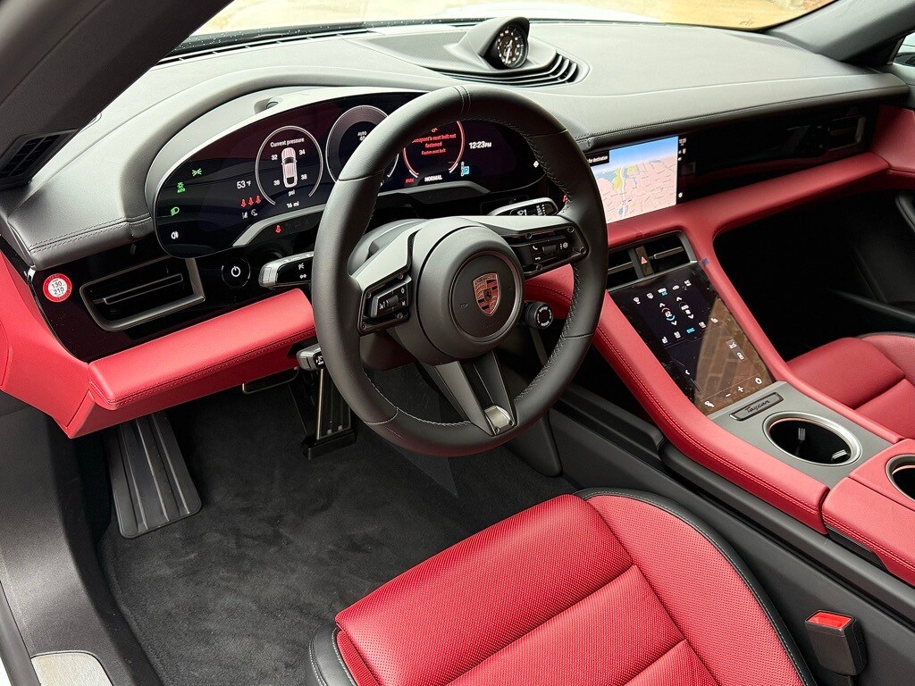 2025 Porsche Taycan photo 4