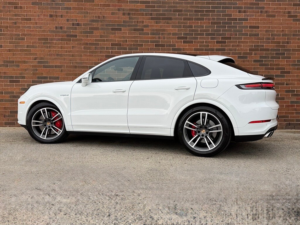 2024 Porsche Cayenne Turbo E-Hybrid Coupe photo 3