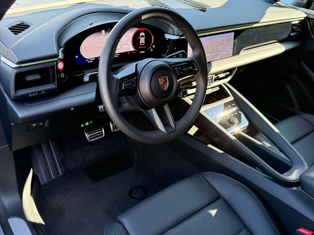 2025 Porsche Macan Electric photo 3