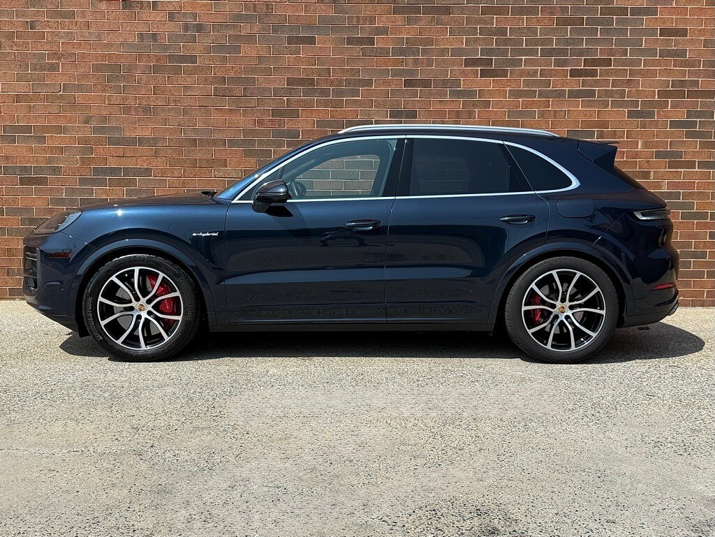 2024 Porsche Cayenne E-Hybrid Turbo photo 2