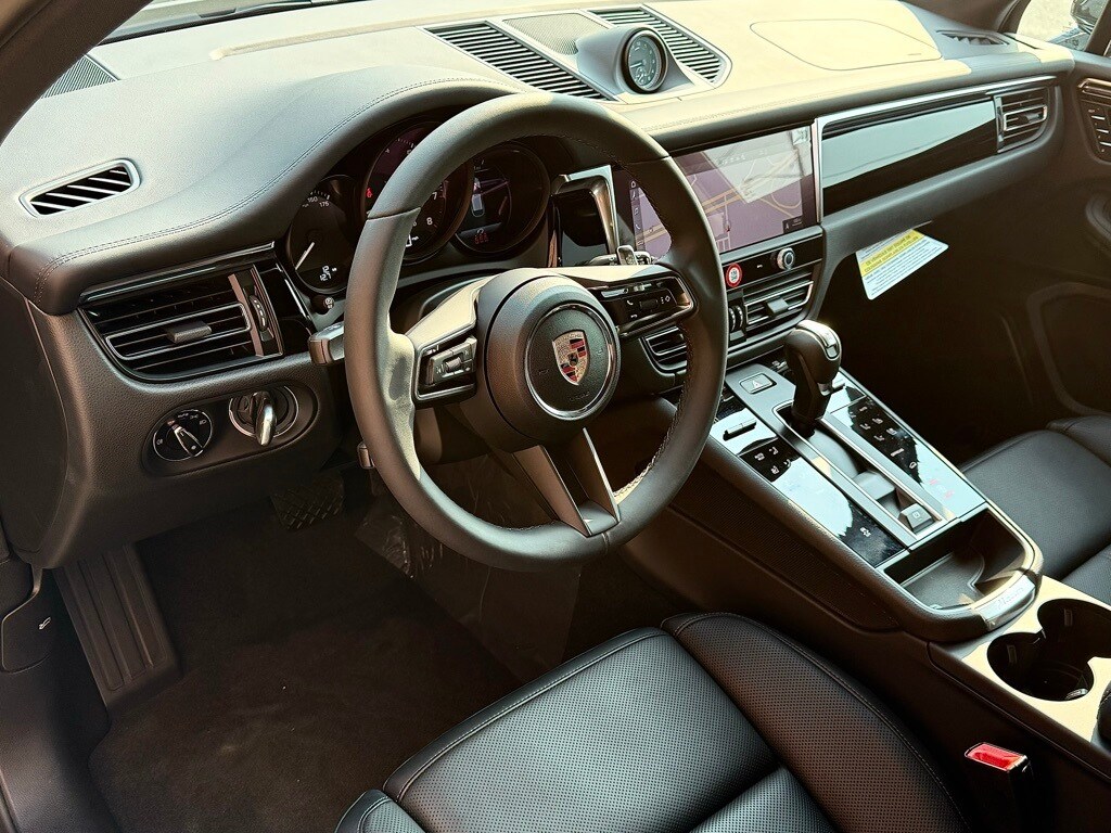 2025 Porsche Macan T photo 4