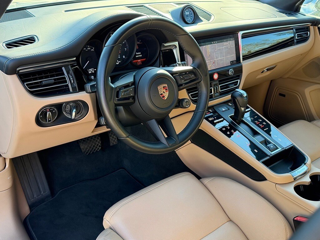 2024 Porsche Macan T photo 4