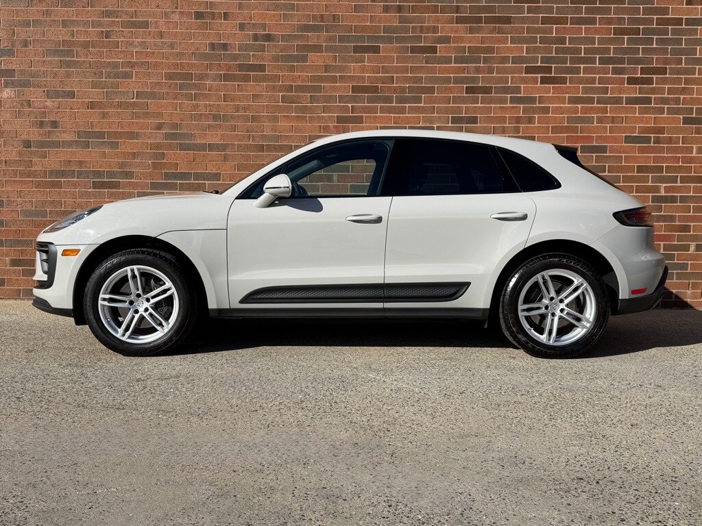 2024 Porsche Macan photo 2
