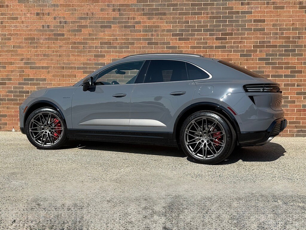 2025 Porsche Macan Electric Turbo photo 3