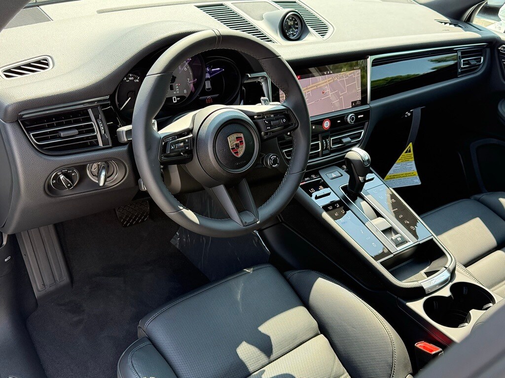 2025 Porsche Macan S photo 4