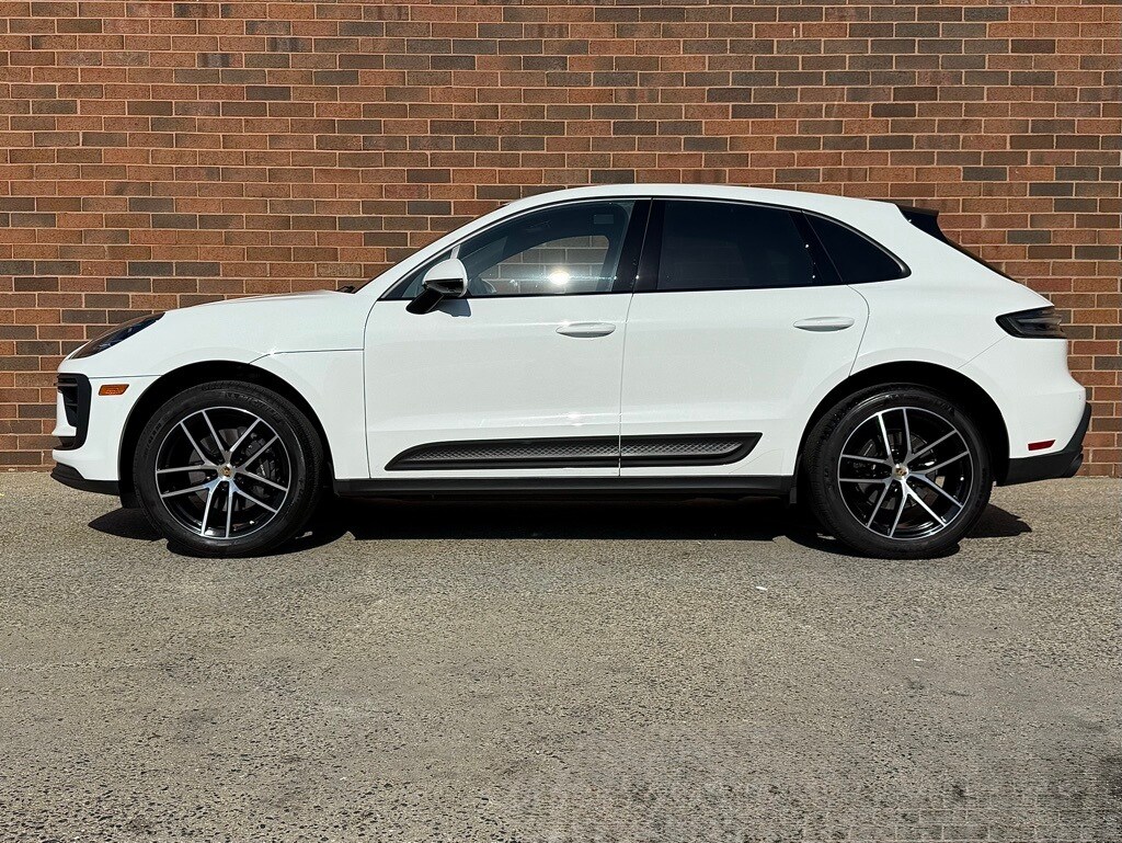 2024 Porsche Macan T photo 2