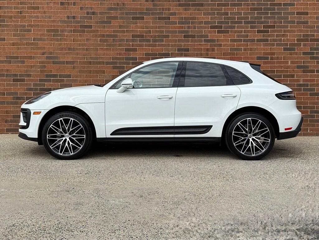 2024 Porsche Macan T photo 2