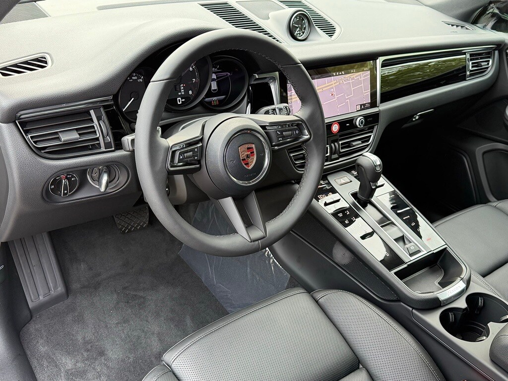 2025 Porsche Macan T photo 4