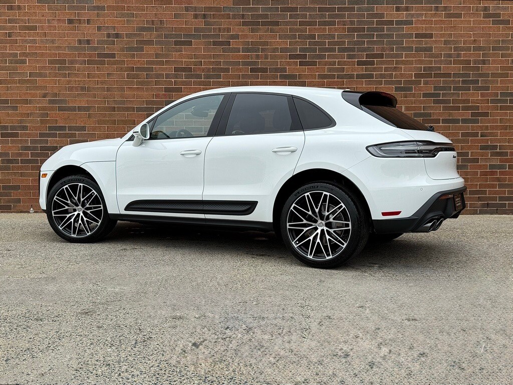 2025 Porsche Macan T photo 3