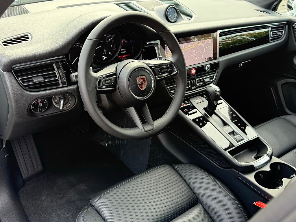 2026 Porsche Macan T photo 4