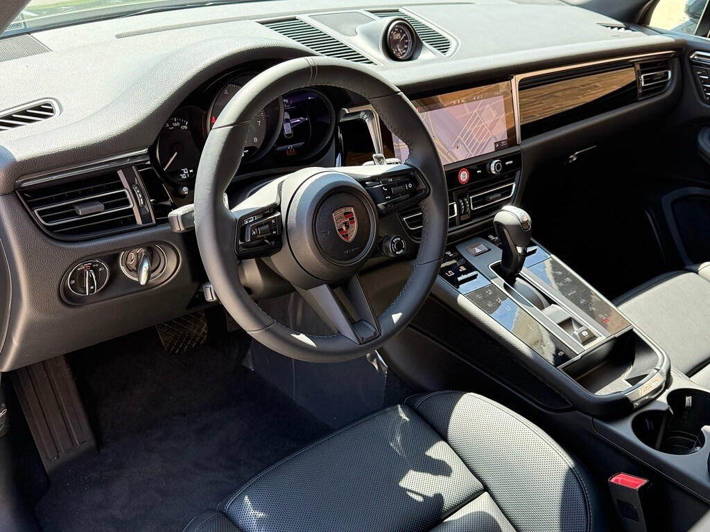 2025 Porsche Macan S photo 4