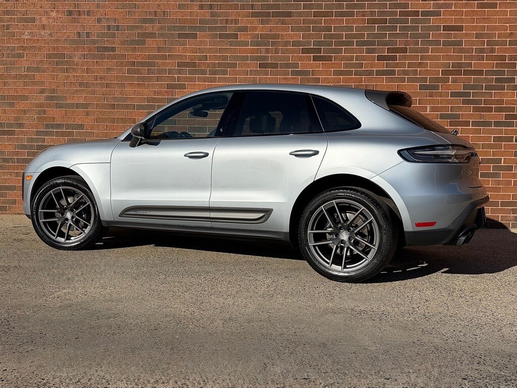 2024 Porsche Macan T photo 3