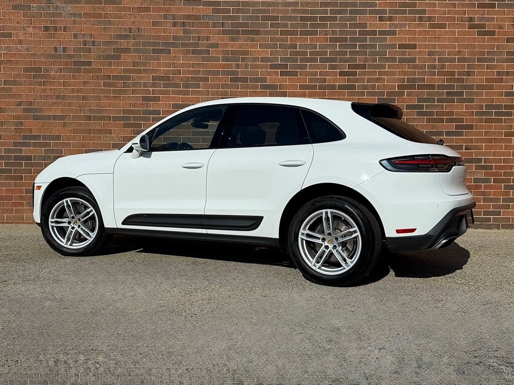 2024 Porsche Macan T photo 2