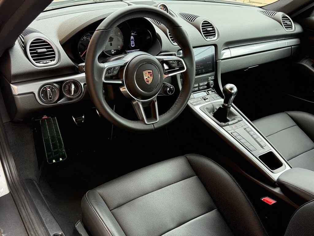 2024 Porsche Cayman S photo 4