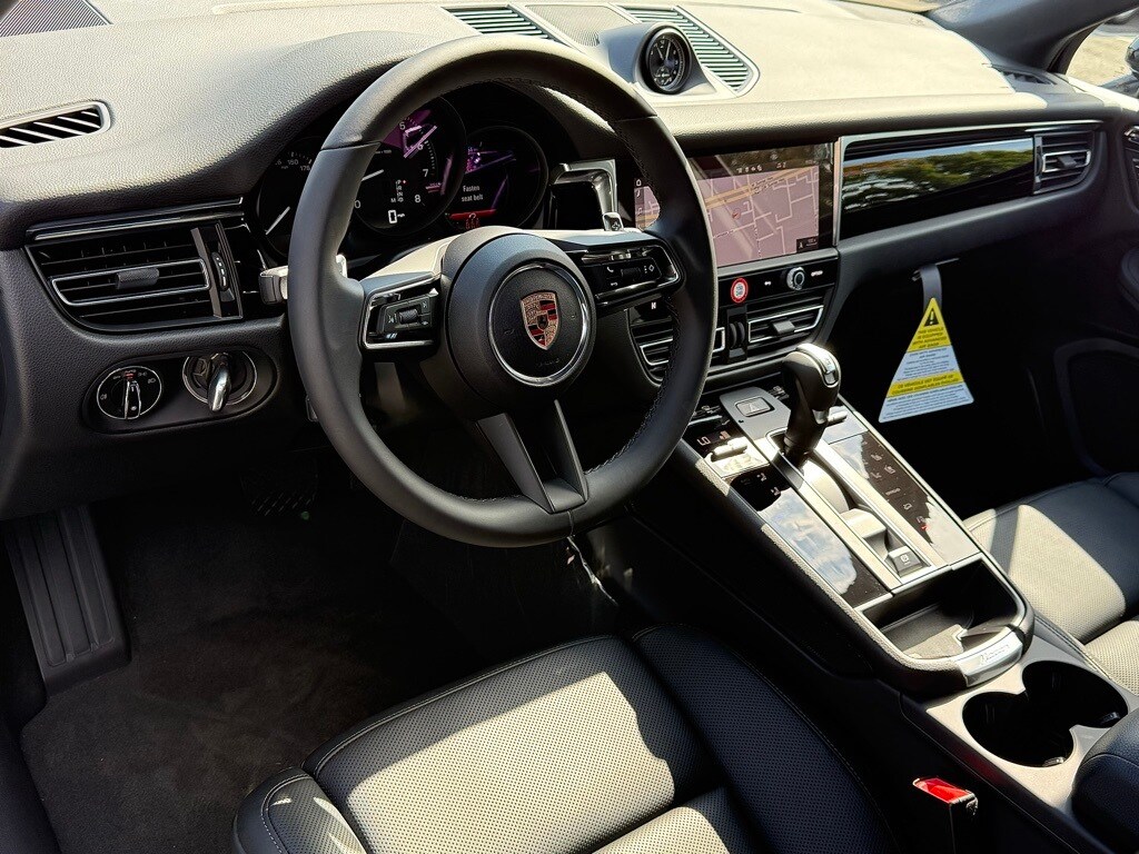 2026 Porsche Macan T photo 3