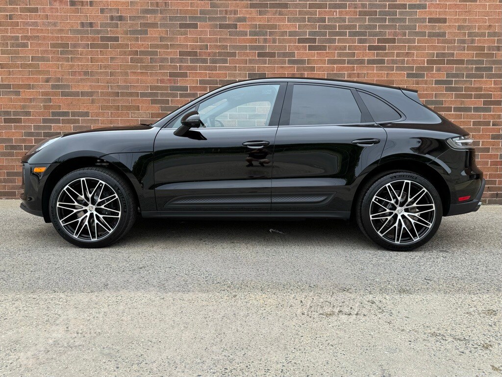 2025 Porsche Macan T photo 2