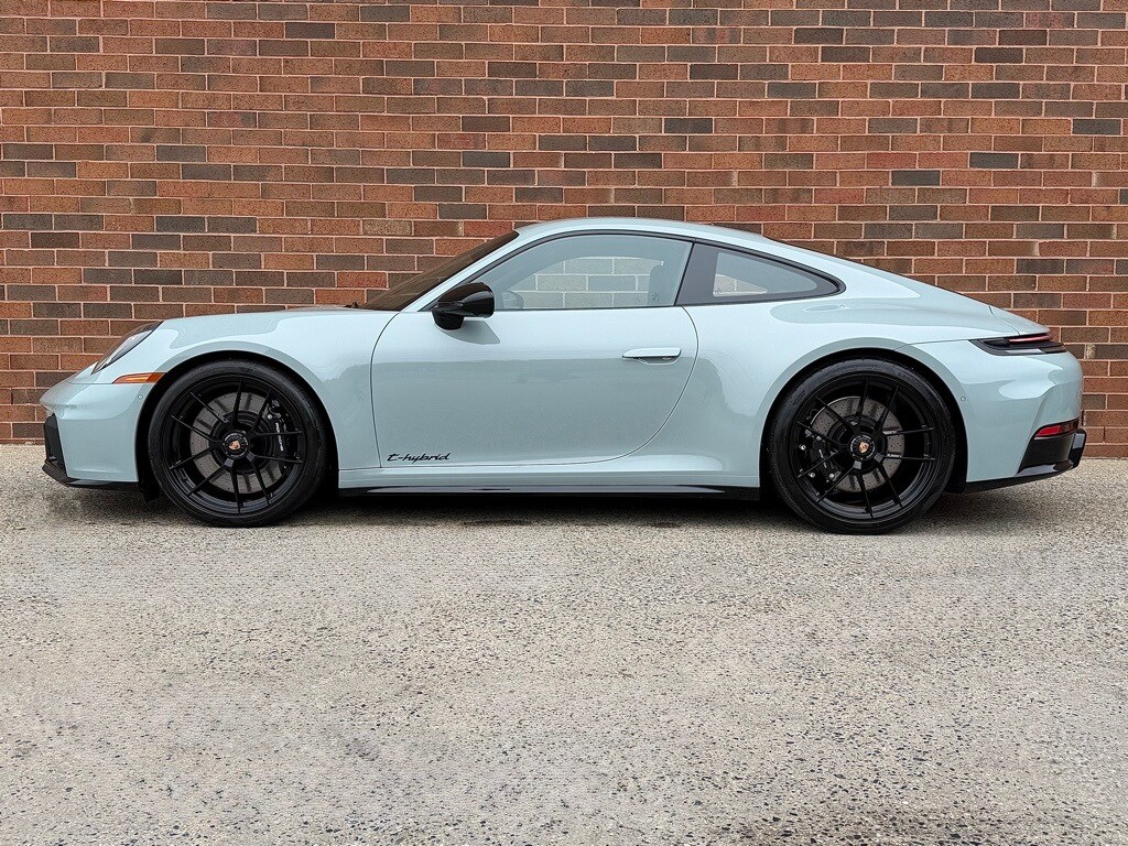 2025 Porsche 911 4 GTS photo 2