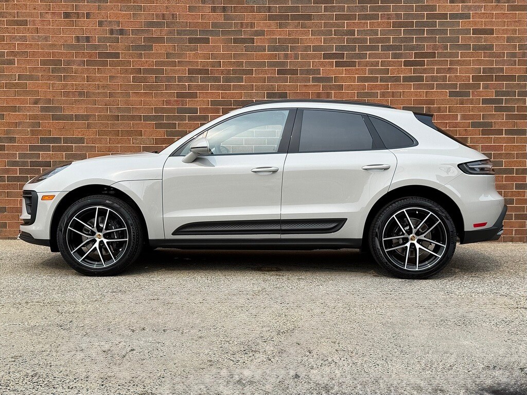 2025 Porsche Macan T photo 2