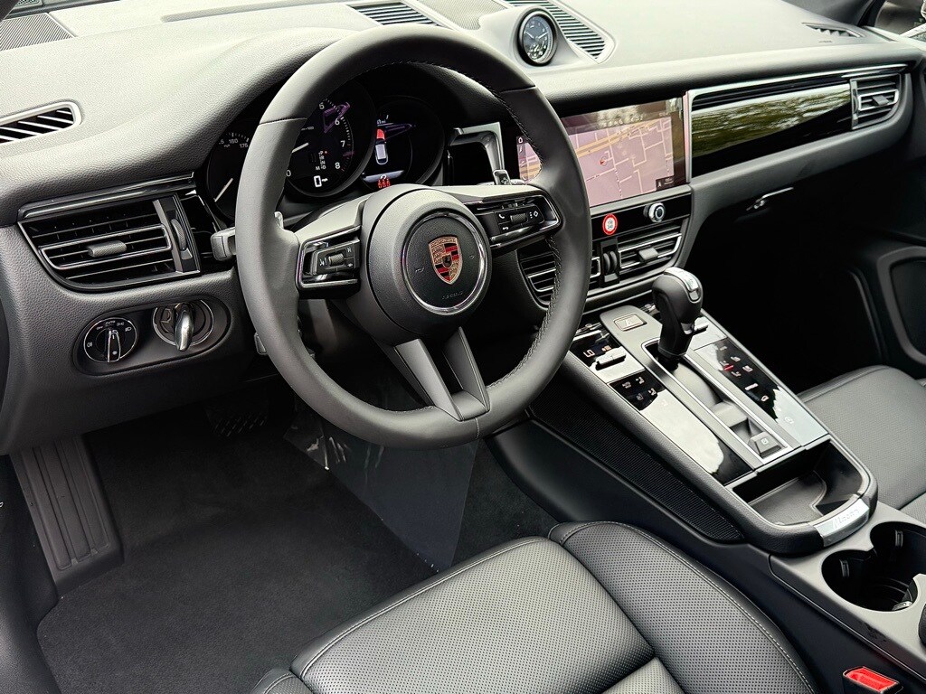 2026 Porsche Macan T photo 4