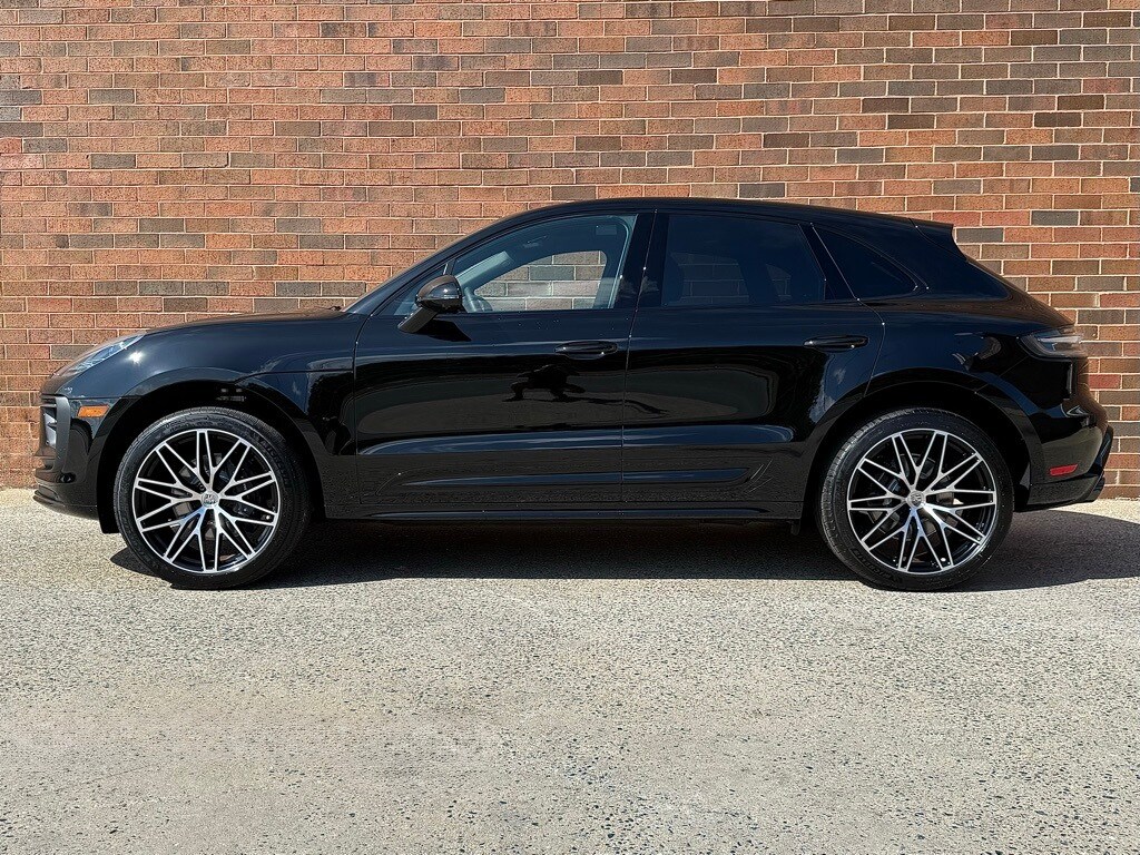 2026 Porsche Macan T photo 2