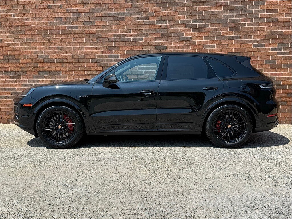 2025 Porsche Cayenne E-Hybrid S photo 2