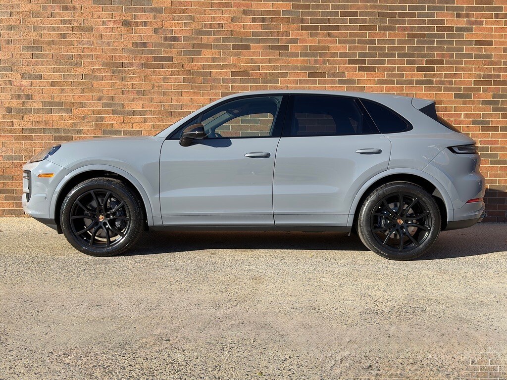 2026 Porsche Cayenne photo 2