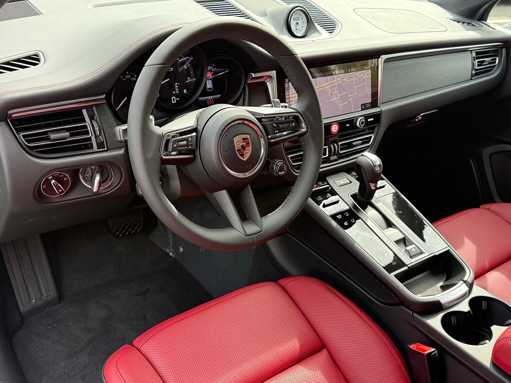 2026 Porsche Macan GTS photo 4