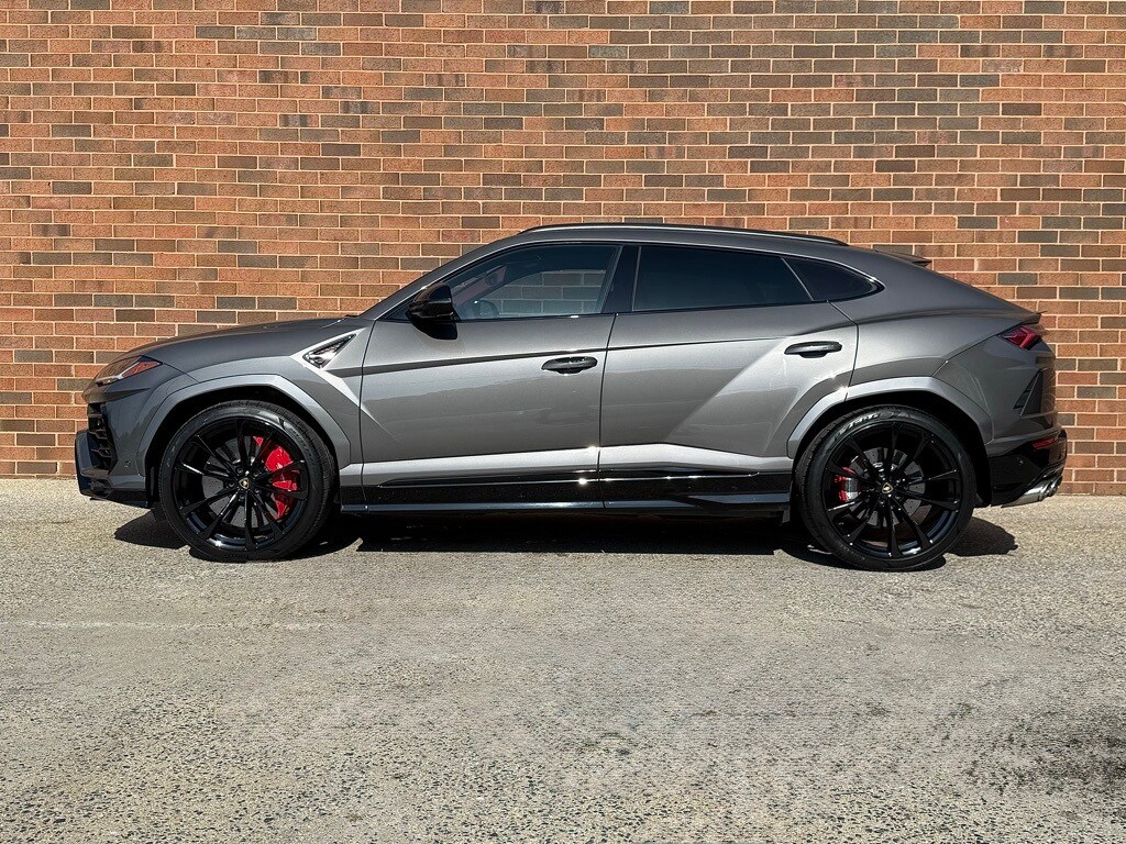 2022 Lamborghini Urus photo 2