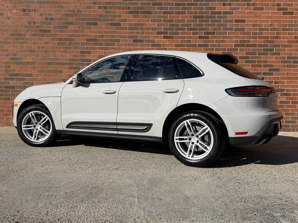 2024 Porsche Macan photo 3
