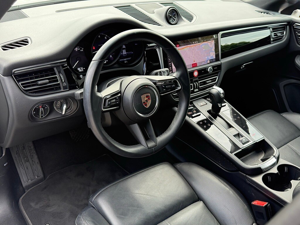 2024 Porsche Macan T photo 4