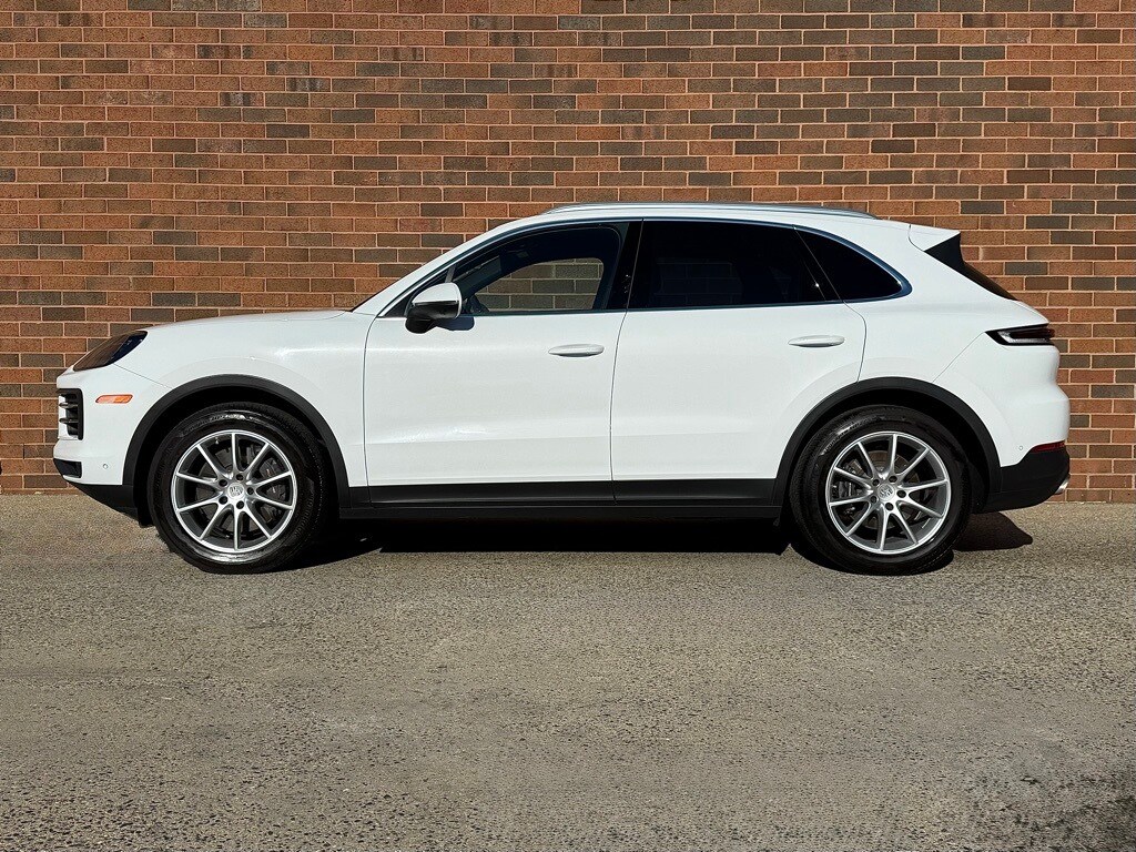 2024 Porsche Cayenne photo 2
