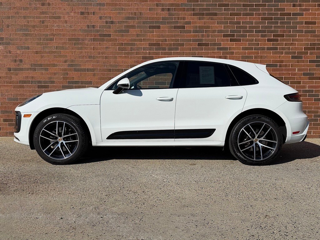 2024 Porsche Macan T photo 2