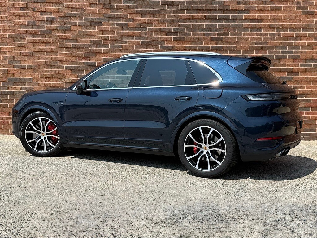 2024 Porsche Cayenne E-Hybrid Turbo photo 3