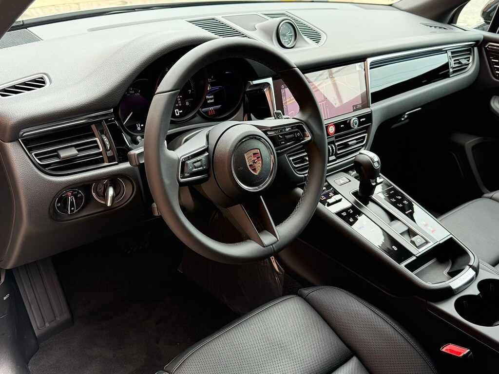 2025 Porsche Macan T photo 4