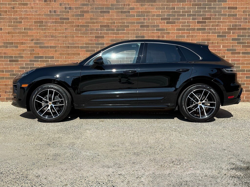 2024 Porsche Macan T photo 2