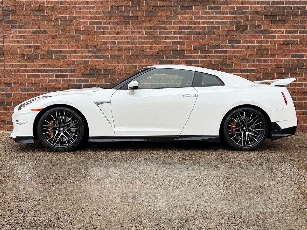 2024 Nissan GT-R Premium photo 2