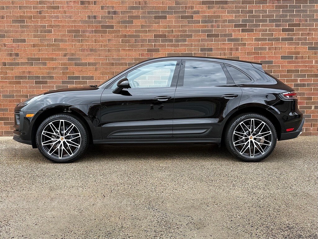 2026 Porsche Macan T photo 2