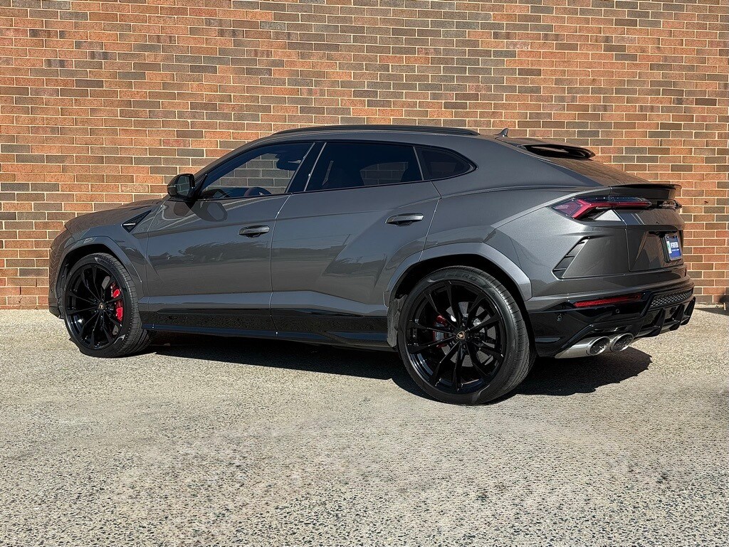 2022 Lamborghini Urus photo 3