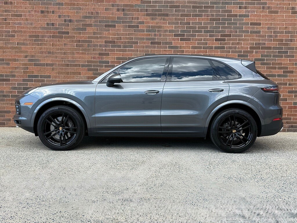 2023 Porsche Cayenne Platinum Edition photo 2