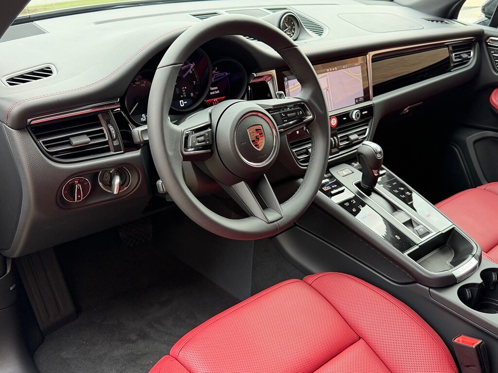 2026 Porsche Macan T photo 4