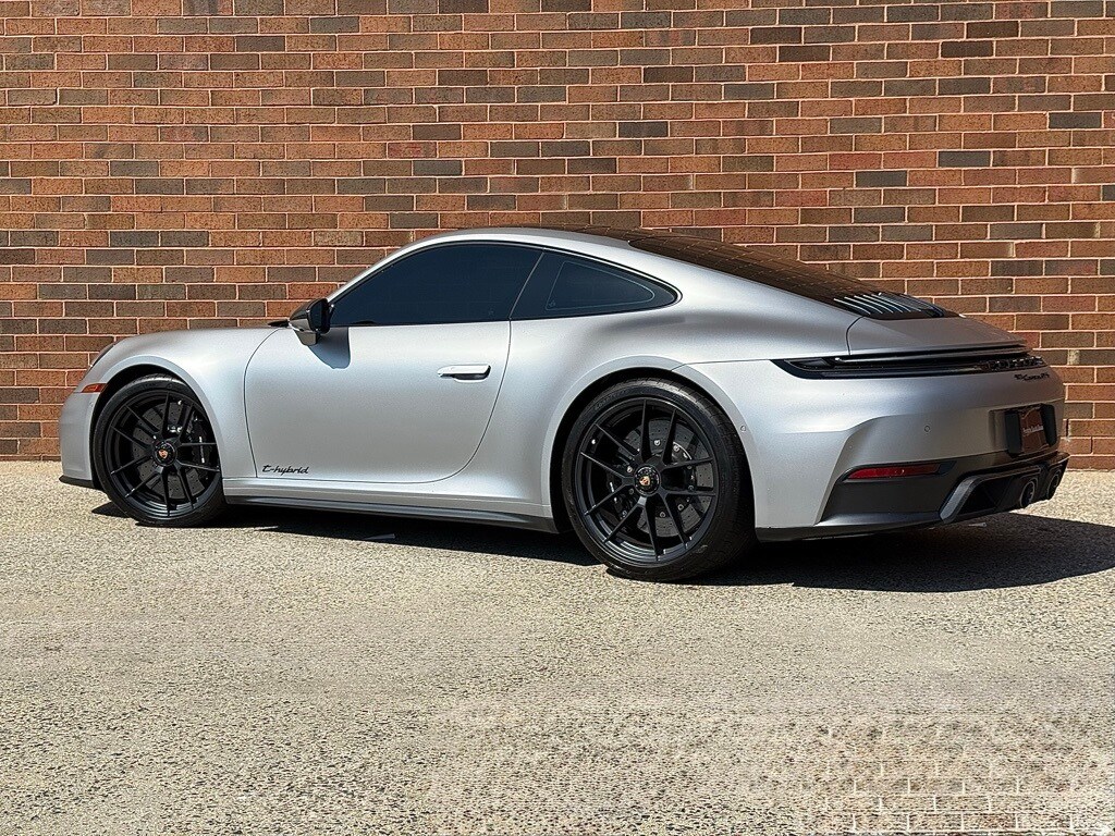 2025 Porsche 911 GTS photo 3