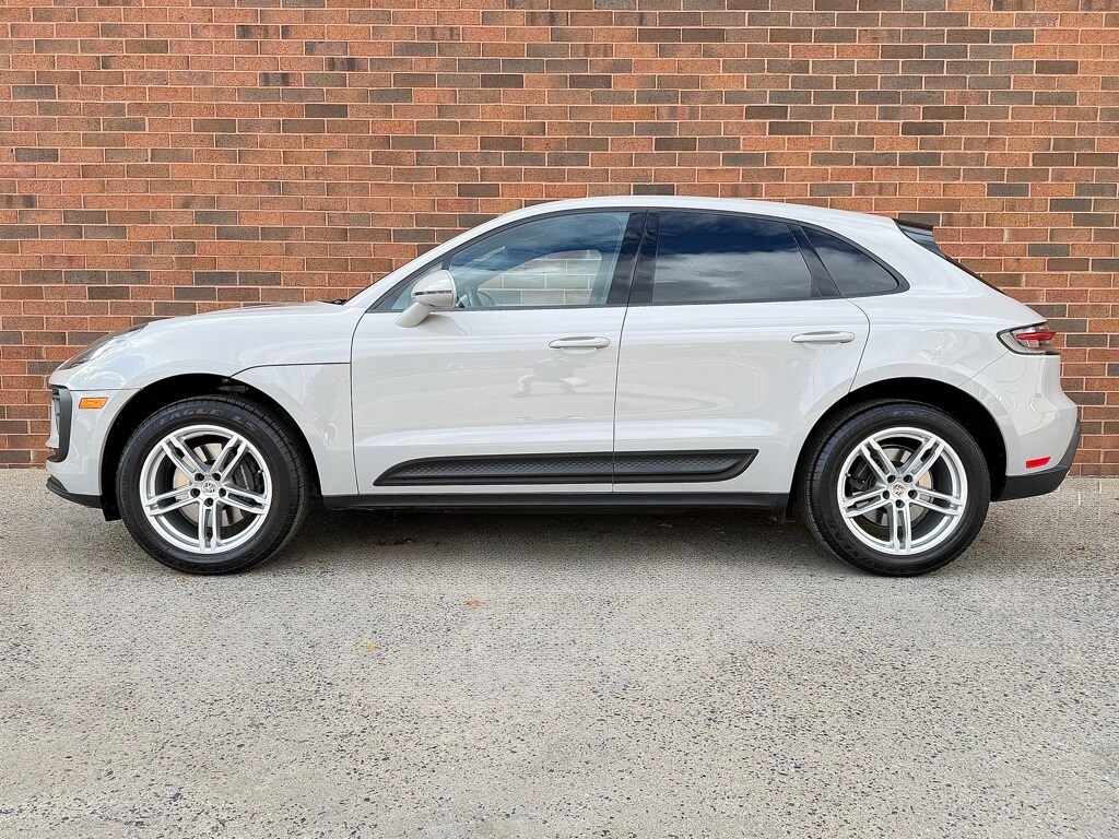 2025 Porsche Macan photo 2