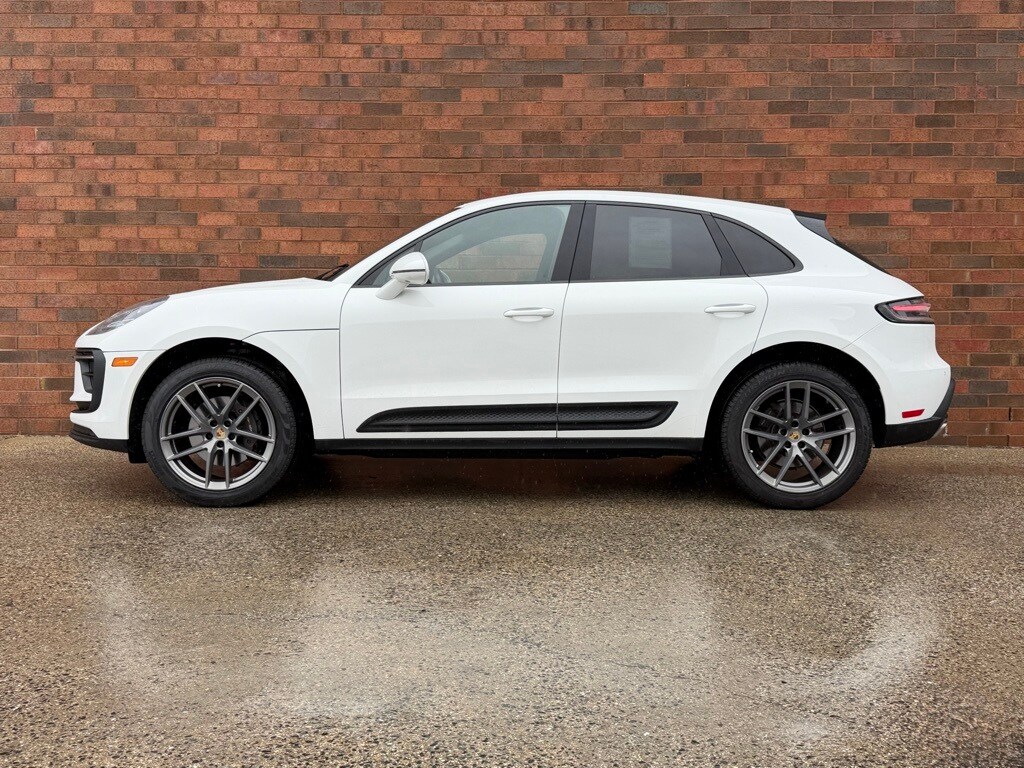 2024 Porsche Macan T photo 2