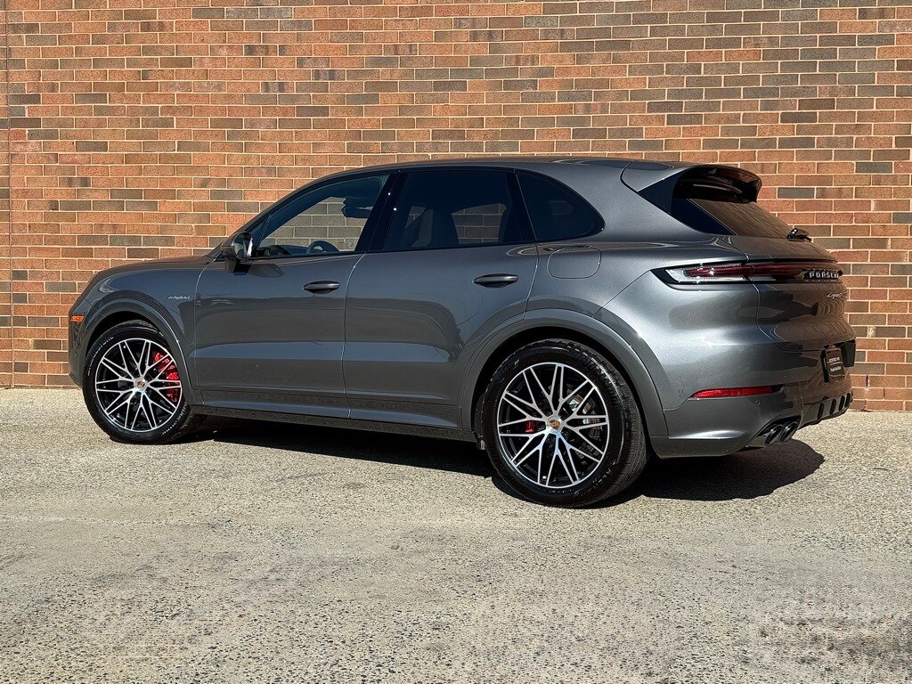 2024 Porsche Cayenne E-Hybrid S photo 3